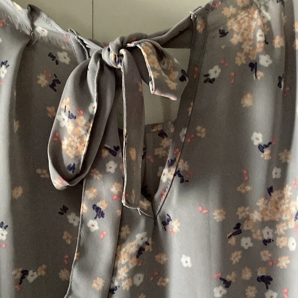 Lauren Conrad peasant style top gray floral lightweight flowy women’s small - Picture 3 of 8